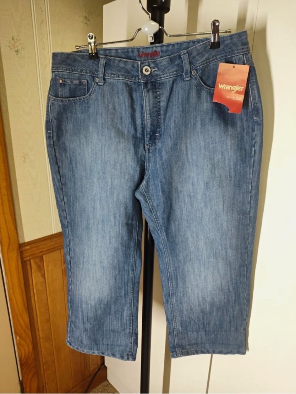 Wrangler Women’s Blue Medium Wash Denim Capri Jeans Mid Rise 5 Pocket Sz 16
